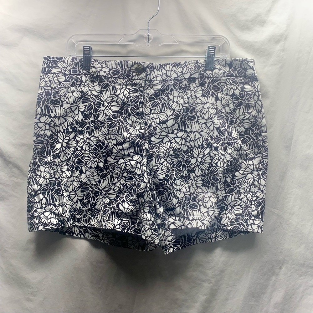 Anne Klein shorts sz 14 black & white floral print Has some stretch 5” inseam